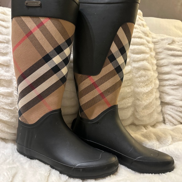 Raining boots - Picture 1 of 3